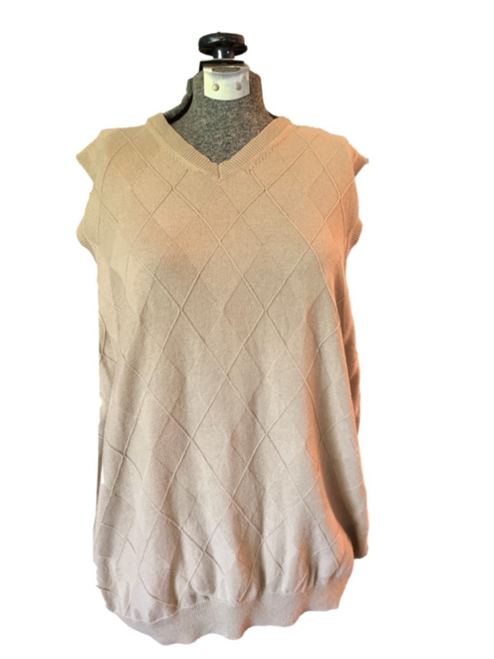 Men's IZOD Golf Vest Size Medium Beige Argyle V-Neck Sleeveless Sweater